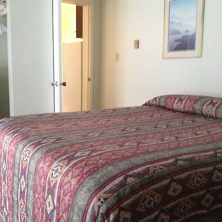 La Villa Motel Okanagan Falls ภายนอก รูปภาพ