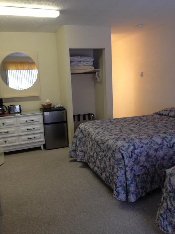 La Villa Motel Okanagan Falls ภายนอก รูปภาพ
